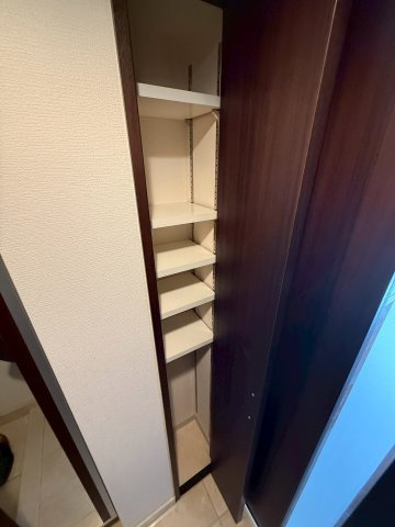 コンフォール室町六角の収納|玄関廊下の収納です。