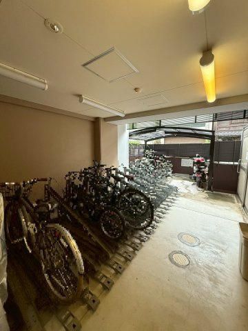 コンフォール室町六角の駐輪場|敷地内の駐輪場です。