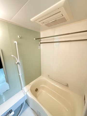 コンフォール室町六角の浴室|浴室暖房乾燥機付きのバスルームです。