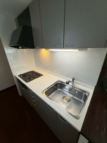コンフォール室町六角のキッチン|3口ガスコンロのシステムキッチンです。