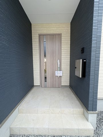 【玄関】 | 大野城市牛頸3丁目1期　1号棟（全2棟）【仲介手数料無料・0円】 | 現地写真。