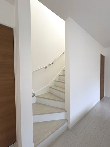 【内装】 | 大野城市牛頸3丁目1期　1号棟（全2棟）【仲介手数料無料・0円】 | 現地写真。2階へ上がる階段です。手摺もついて安全ですね。