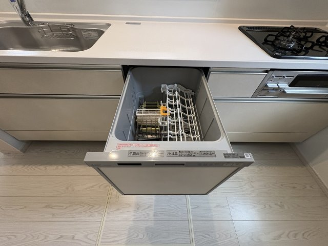 【キッチン】 | 大野城市牛頸3丁目1期　1号棟（全2棟）【仲介手数料無料・0円】 | 現地写真。食洗器が付いてます。