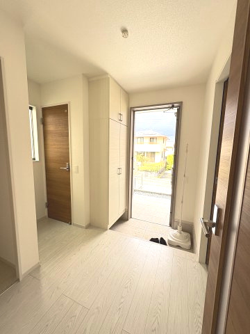 【玄関】 | 大野城市牛頸3丁目1期　1号棟（全2棟）【仲介手数料無料・0円】 | 現地写真。