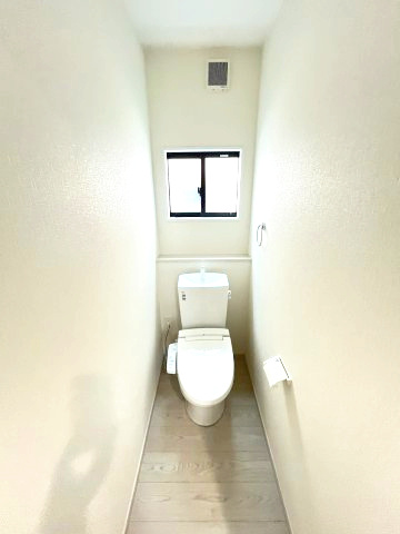 【トイレ】 | 大野城市牛頸3丁目1期　2号棟（全2棟）【仲介手数料無料・0円】 | 現地写真。1階のトイレです。