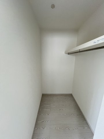 【収納】 | 大野城市牛頸3丁目1期　2号棟（全2棟）【仲介手数料無料・0円】 | 現地写真。ウォークインクローゼットです。