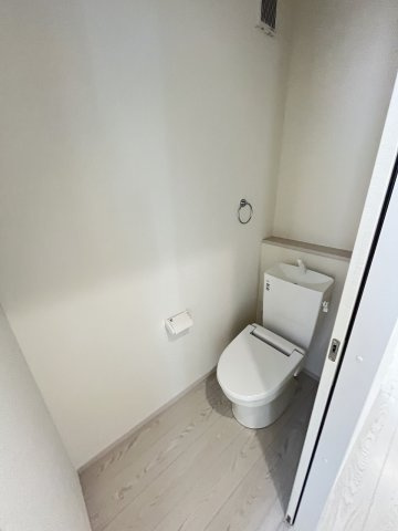 【トイレ】 | 大野城市牛頸3丁目1期　2号棟（全2棟）【仲介手数料無料・0円】 | 現地写真。2階にもトイレです。