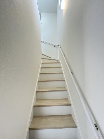 【内装】 | 大野城市牛頸3丁目1期　2号棟（全2棟）【仲介手数料無料・0円】 | 現地写真。2階へ上がる階段です。手摺もついて安全ですね。