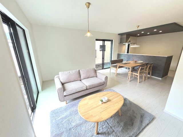 【居間・リビング】 | 大野城市牛頸3丁目1期　2号棟（全2棟）【仲介手数料無料・0円】 | 現地写真。