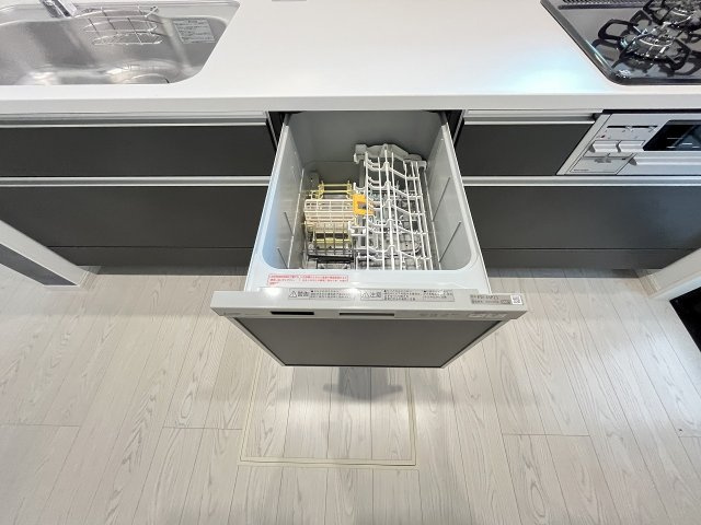 【キッチン】 | 大野城市牛頸3丁目1期　2号棟（全2棟）【仲介手数料無料・0円】 | 現地写真。食洗器が付いてます。