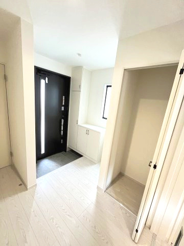 【玄関】 | 大野城市牛頸3丁目1期　2号棟（全2棟）【仲介手数料無料・0円】 | 現地写真。