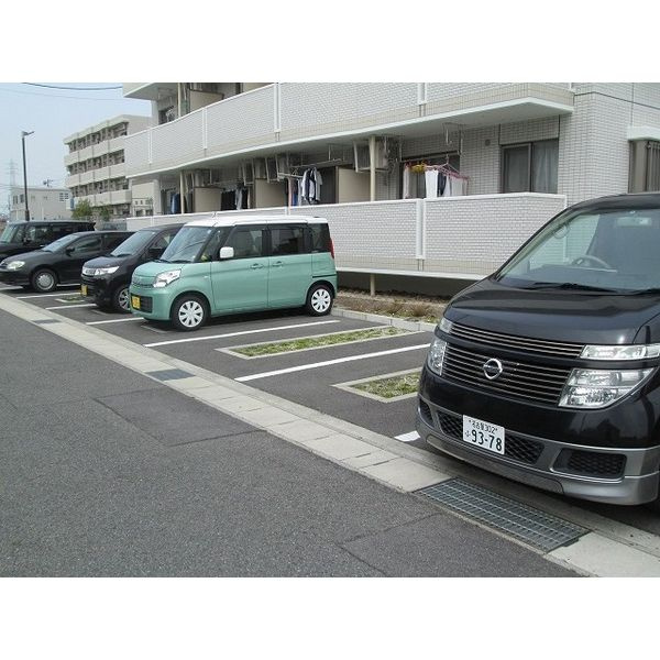 ウインドローズの駐車場