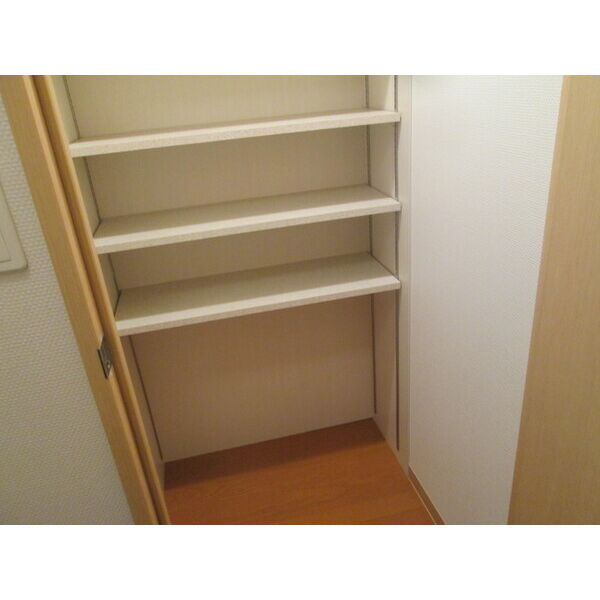 ウインドローズの収納|別部屋のお写真となります。