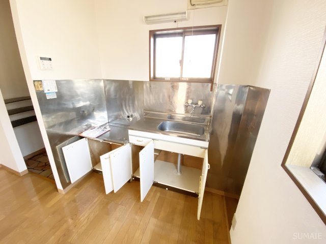 エムズコート土呂のキッチン|窓付きのキッチンスペース！