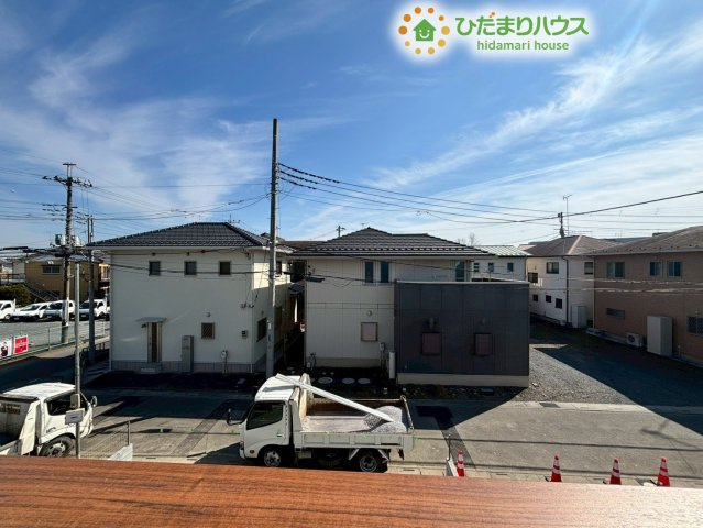 熊谷市石原　新築一戸建て　05の展望|バルコニーからの見晴らしの良い開放的な眺望です!周囲に遮るような高い建物がないため、心地よい風が通り抜けます♪青空を広く見渡すことができ、家事の合間にふっと一息ついてリフレッシュできますね!