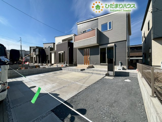 熊谷市石原　新築一戸建て　05の駐車場|お車を並列で3台駐車できる広々としたカースペースです!セカンドカーをお持ちの方や、来客時にも対応できるゆとりが嬉しいポイントですね♪スペースが広いので、荷物の出し入れやお子様の乗り降りも安全です!
