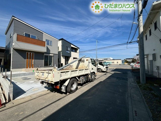 熊谷市石原　新築一戸建て　05の前面道路含む現地写真|物件の前面道路はすっきりとした見通しの良い環境です!車の通りが少なく落ち着いているため、小さなお子様がいるご家庭でも安心感があります♪カースペースへのバックでの駐車も落ち着いてスムーズに行えます!