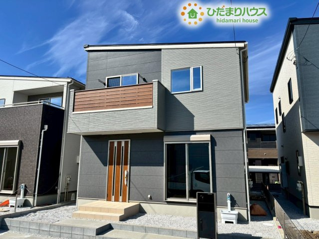 熊谷市石原　新築一戸建て　05の外観|別角度から見た外観です!周囲の建物との間隔もしっかりと確保されており、陽当たりや通風も期待できる配置となっています♪毎日のゴミ出しや、お買い物帰りの荷物の運び込みもスムーズに行える動線です!