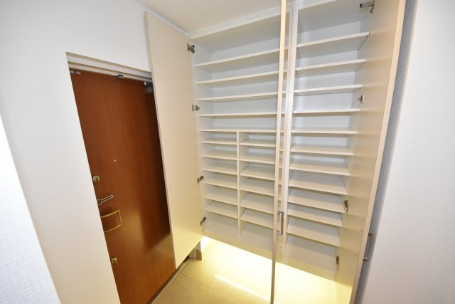 BRAVI南堀江の玄関