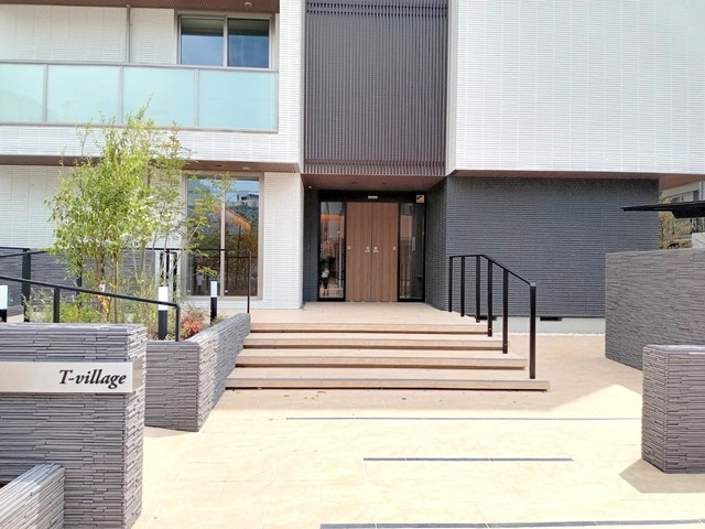 （シニア限定）ヘーベルVillage湘南台２～T-villageのエントランス|手すり付きのエントランス