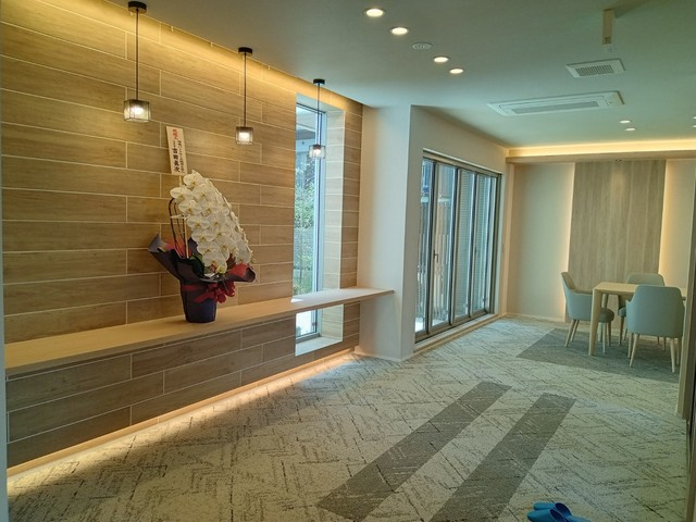 （シニア限定）ヘーベルVillage湘南台２～T-villageのその他共用部分|雨の日でも滑らないカーペット敷きの共用廊下／手すり付き