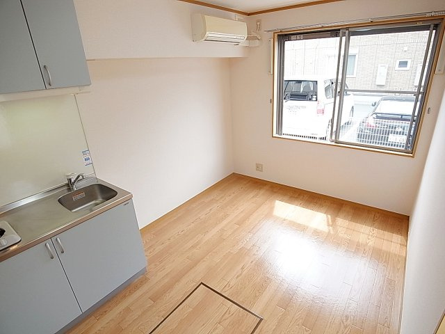 ディアコート神戸１の居間・リビング|ダイニングキッチン非常に明るいです