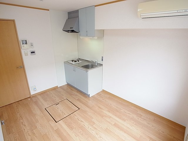 ディアコート神戸１の居間・リビング|ダイニングスペースには大きな冷蔵庫も置けます