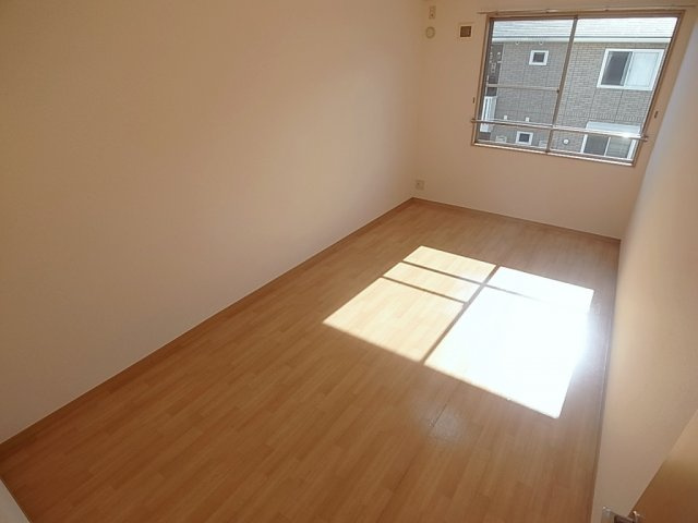 ディアコート神戸１の洋室|日当たり良好の明るい洋室はオススメ