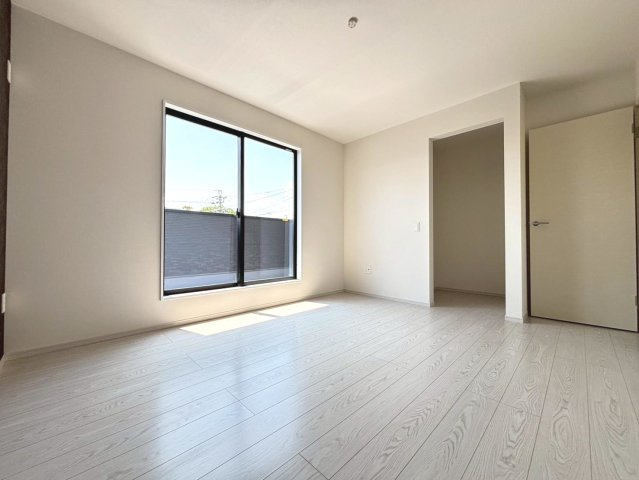 新築戸建　羽島市福寿町2期　全4区画分譲の寝室|全居室にたっぷり収納できる大型収納を設置。窓ガラスは断熱性能や結露防止効果の高いペアガラスです。