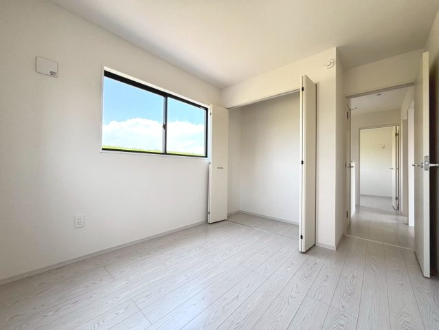 新築戸建　羽島市福寿町2期　全4区画分譲の洋室|建具やクロスなどをトータルデザインでコーディネートしており、室内に落ち着きと安らぎを与えてくれます。