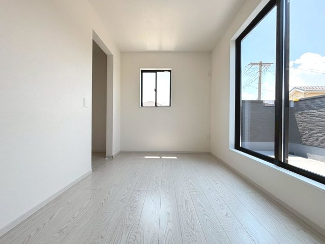 新築戸建　羽島市福寿町2期　全4区画分譲の洋室|建具やクロスなどをトータルデザインでコーディネートしており、室内に落ち着きと安らぎを与えてくれます。