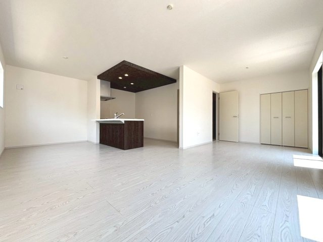 新築戸建　羽島市福寿町2期　全4区画分譲の居間・リビング|フローリング材は木目調でナチュラルな美しさ。様々な傷やクラックの発生を大幅に抑える特殊加工済み。