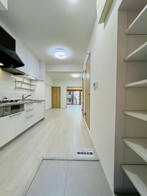 【玄関】 | シャルマンコーポ野江 | シューズボックスを備えた玄関スペース。すぐそばがリビングなので、たくさんお買い物した日も楽々です。