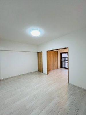 【居間・リビング】 | シャルマンコーポ野江 | LDK（約14.0帖）：飽きのこないシンプルな内装。