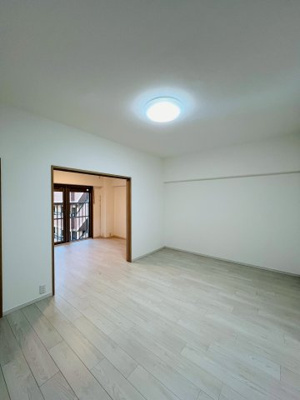 【居間・リビング】 | シャルマンコーポ野江 | LDK（約14.0帖）：家具のレイアウトがしやすいシンプルな空間です。