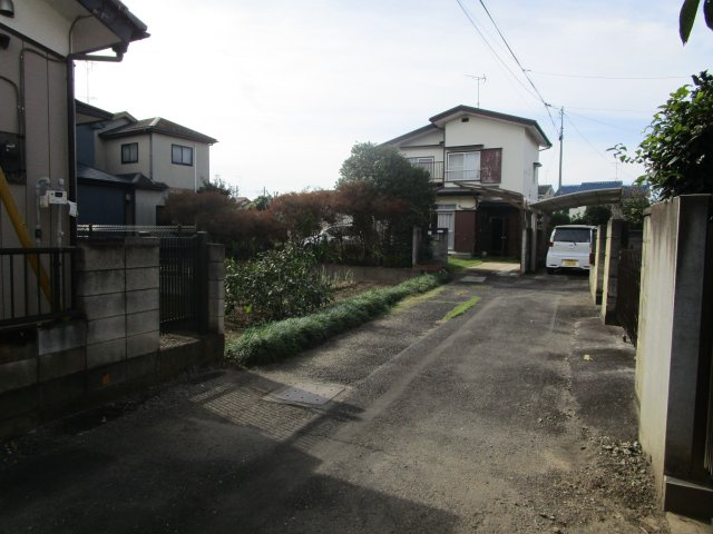 鴻巣市松原1丁目　売地の前面道路含む現地写真