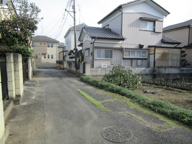 鴻巣市松原1丁目　売地の前面道路含む現地写真
