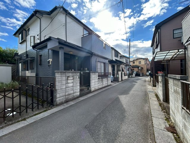 加須市鴻茎　中古一戸建ての前面道路含む現地写真