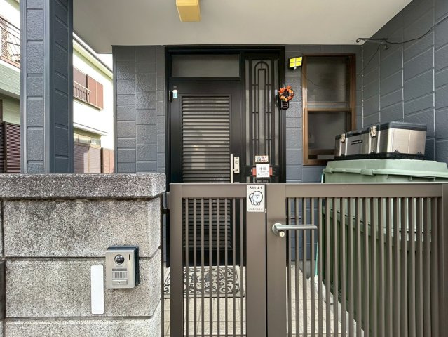 加須市鴻茎　中古一戸建ての玄関