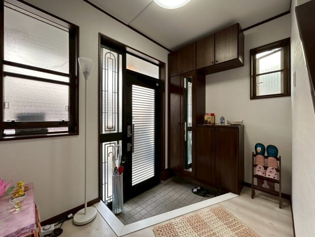 加須市鴻茎　中古一戸建ての玄関