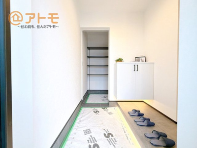 【玄関】 | 沼津市大岡　分譲住宅　西棟 | シューズインクロークの棚は可動のため、背の高いブーツもきちんと収納できます。