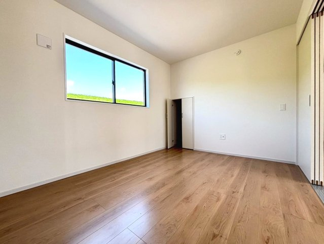 新築戸建　羽島市福寿町2期　全4区画分譲の洋室|建具やクロスなどをトータルデザインでコーディネートしており、室内に落ち着きと安らぎを与えてくれます。