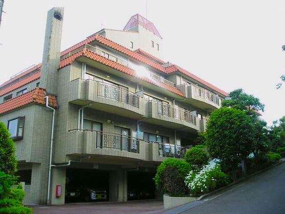 ニューステージ川奈の外観|築年数30を超えるものの存在感はいまだ健在