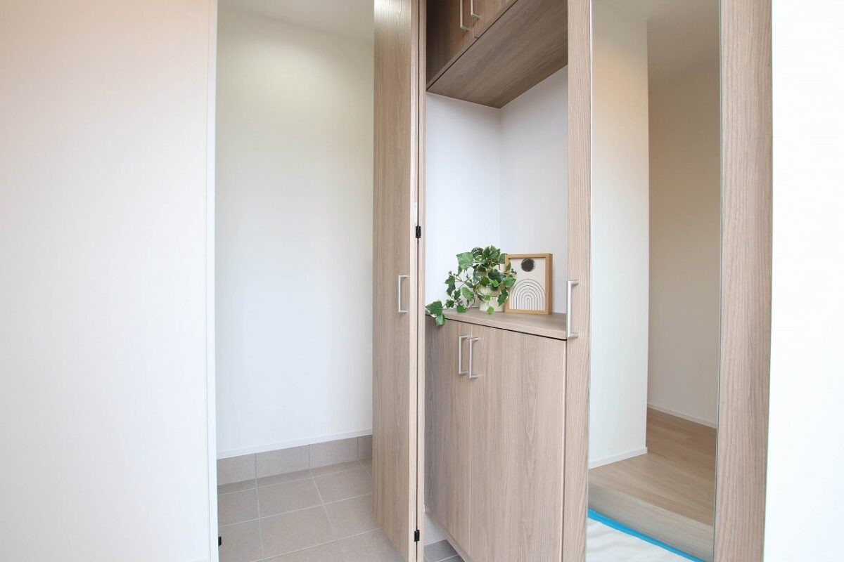 広島市佐伯区五月が丘4丁目　新築一戸建て(全2棟)の玄関