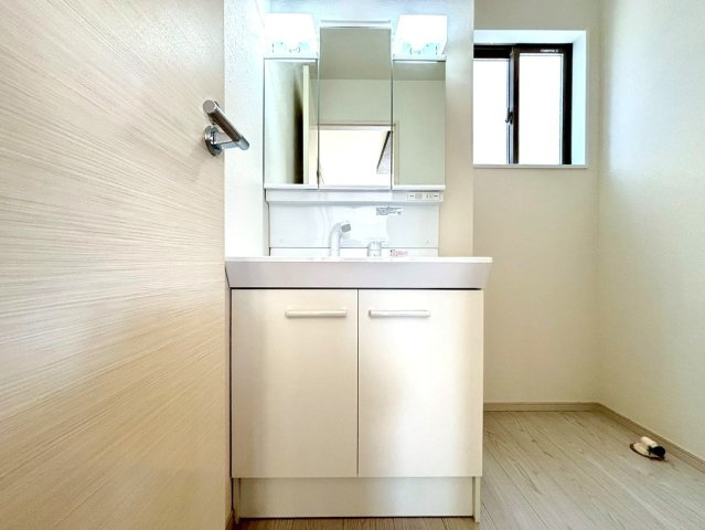 【商談中】新築戸建　羽島市福寿町2期　全4区画分譲の独立洗面台|床材に受ける様々な傷や、温度・湿度変化によるクラックの発生を大幅に抑える特殊加工を施工済み。