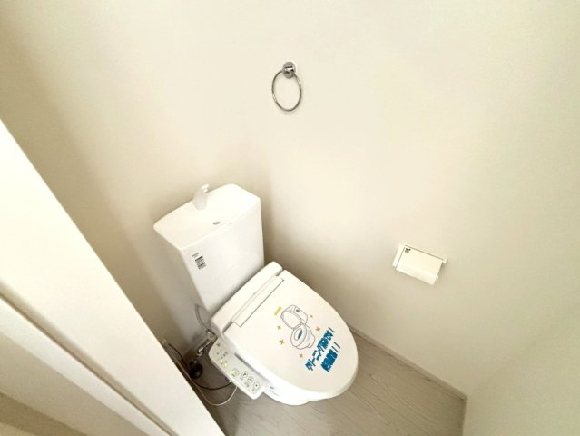 【商談中】新築戸建　羽島市福寿町2期　全4区画分譲のトイレ|超表面平滑加工とイオンパワーの「セフィオンテクト」加工で、汚れが付きにくく落ちやすい仕様です。