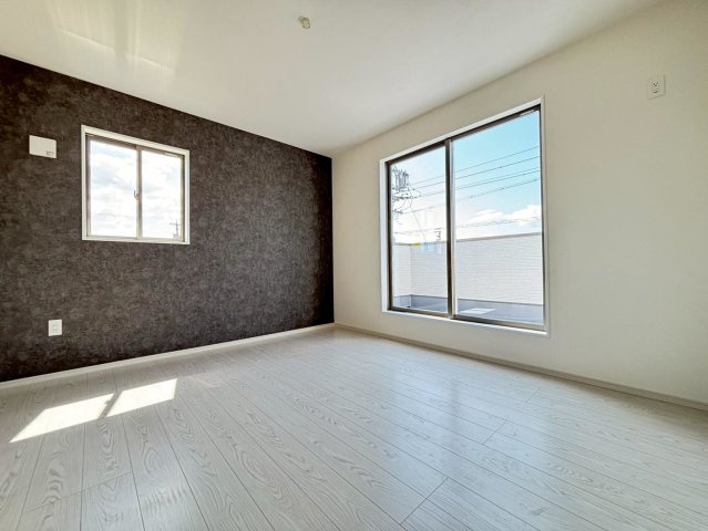 【商談中】新築戸建　羽島市福寿町2期　全4区画分譲の寝室|全居室にたっぷり収納できる大型収納を設置。窓ガラスは断熱性能や結露防止効果の高いペアガラスです。