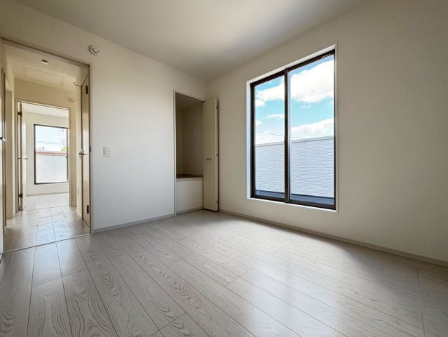 【商談中】新築戸建　羽島市福寿町2期　全4区画分譲の洋室|建具やクロスなどをトータルデザインでコーディネートしており、室内に落ち着きと安らぎを与えてくれます。