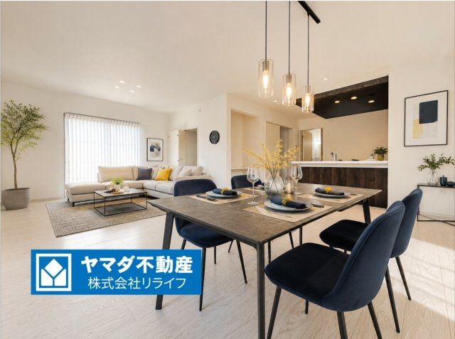 【商談中】新築戸建　羽島市福寿町2期　全4区画分譲の居間・リビング|※家具はCGによるイメージ　フローリング材は木目調でナチュラルな美しさ。様々な傷やクラックの発生を大幅に抑える特殊加工済み。