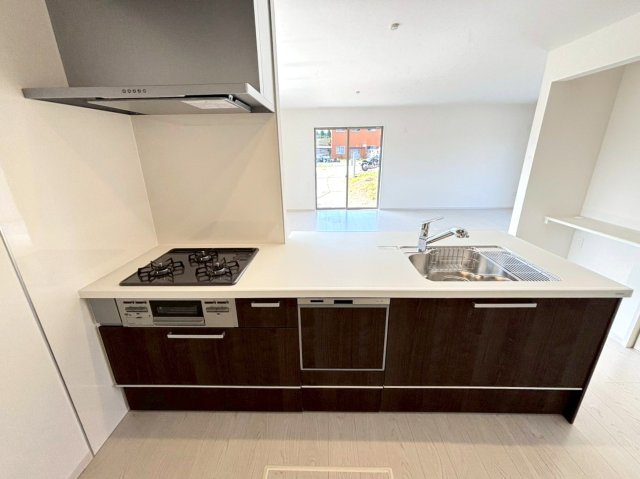 【商談中】新築戸建　羽島市福寿町2期　全4区画分譲のキッチン|ステンレスをワークスペース部分トップに使用した機能的で美しいシステムキッチンを使用しています。